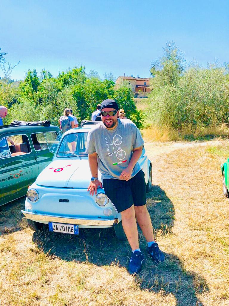 O colunista que vos escreve ao lado do valente Fiat 500 de 1957