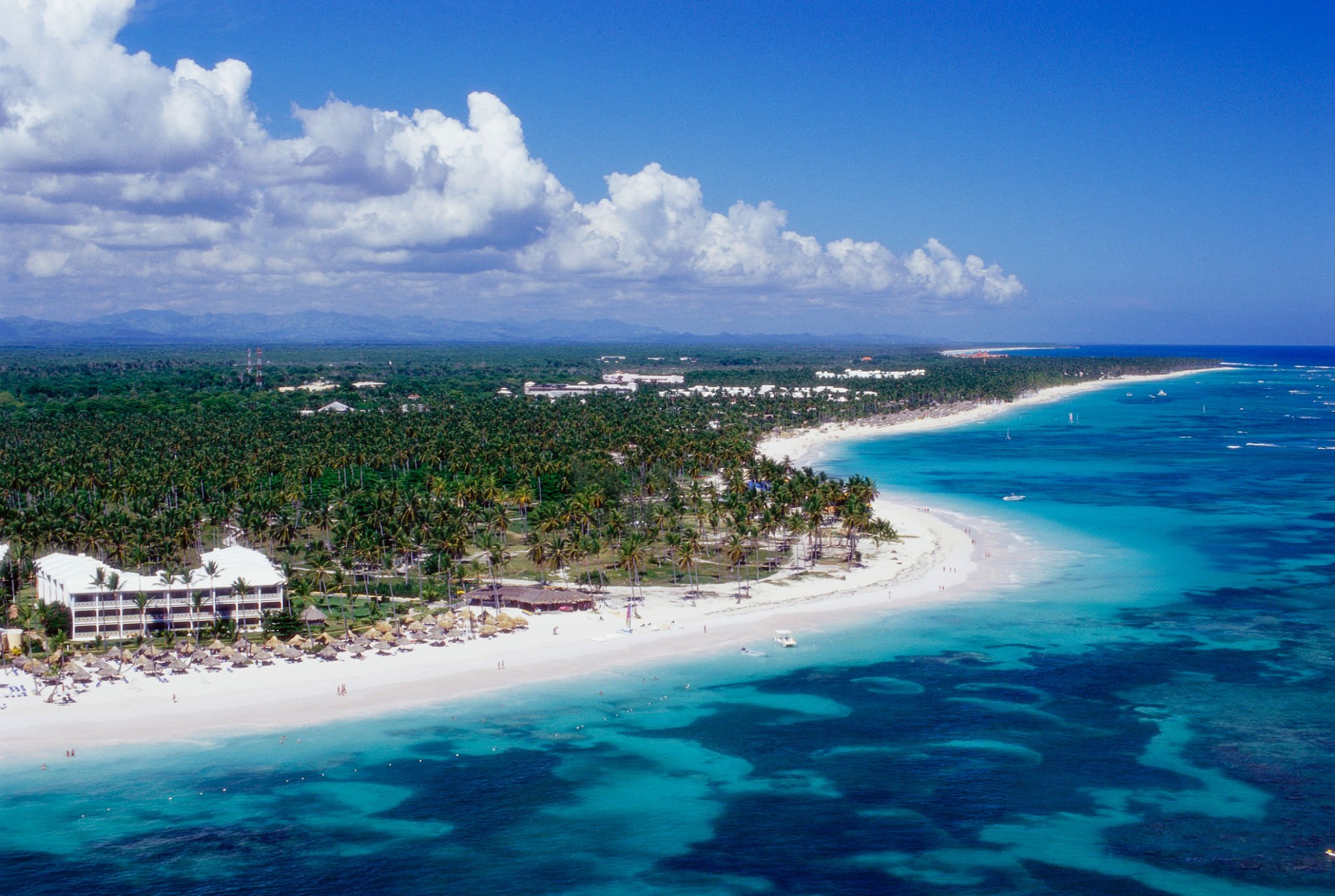 Cinco países que não exigem visto dos turistas brasileiros | Vista aérea de praia na República Dominicana | Conexão123