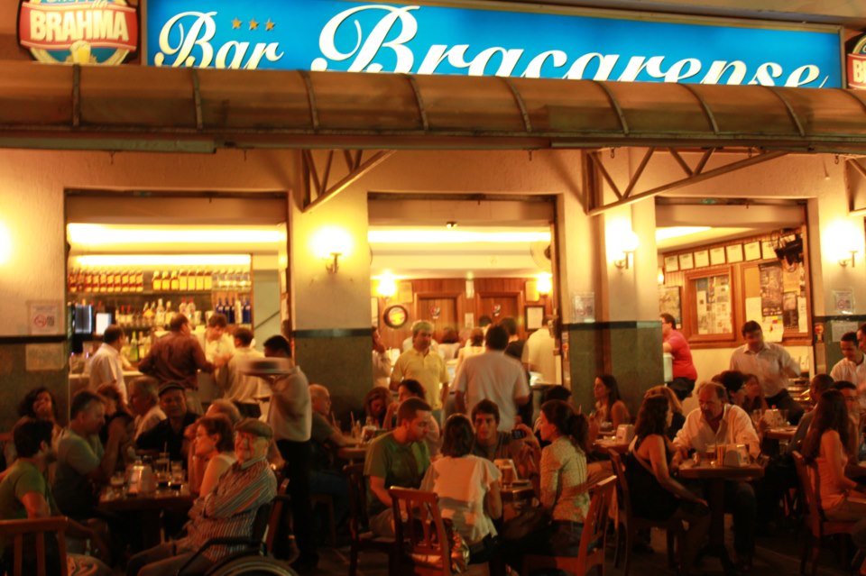 Bar Bracarense ganhou uma casa em São Paulo | Pessoas em pé em frente a um bar | Conexão123