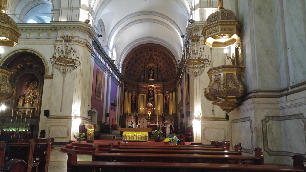 A Catedral Metropolitana de Montevidéu foi construída no estilo Neoclássico espanhol