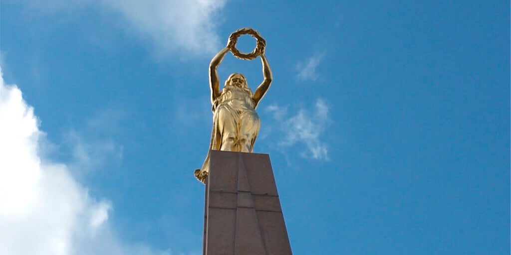 Deusa Nike segurando uma coroa no topo do obelisco do Monumento da Recordação. Uma homenagem aos combatentes da Primeira Guerra Mundial