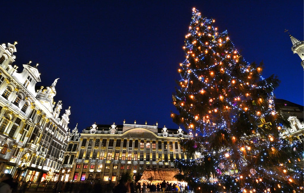 Um pinheiro decora Bruxelas durante o Natal