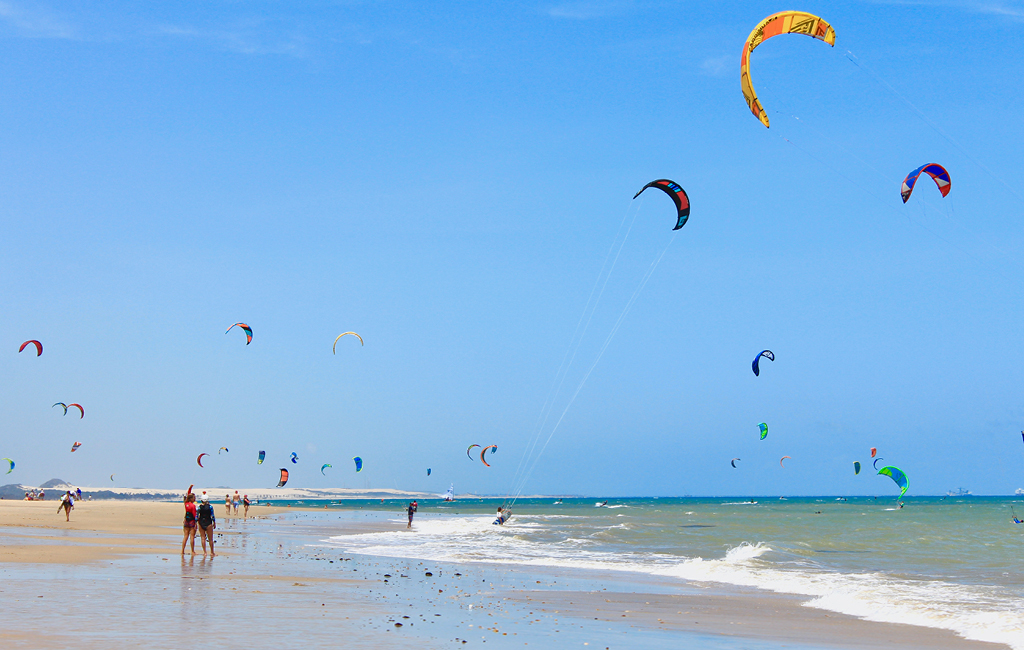 As pipas do Kitesurf colorem o céu na região da Praia do Cumbuco, no Ceará