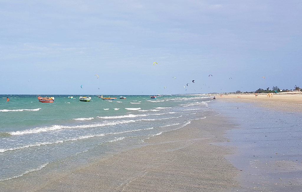 A Praia do Preá, em Cruz, é um destino com opções para relaxar e também sentir emoção no Ceará