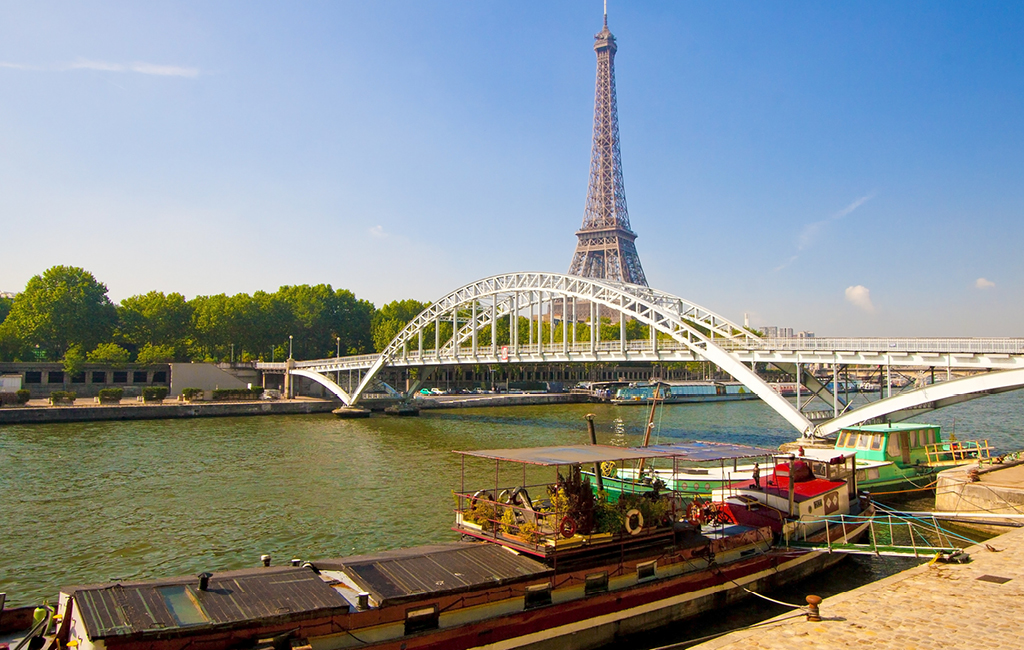 Os passeios de barco no Rio Sena são famosos em Paris