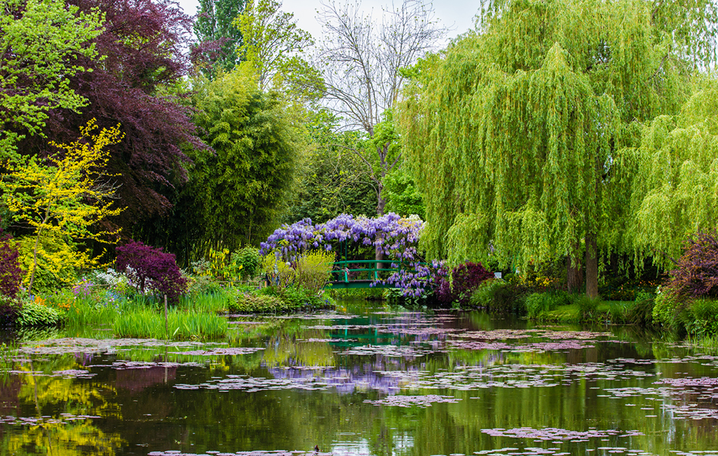 O jardim de Versalhes chama a atenção pelo paisagismo simétrico e sofisticado
