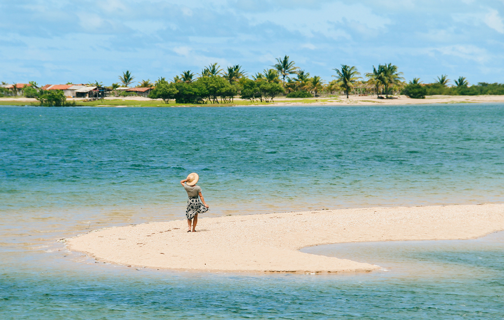Os bancos de areia na Ilha de Guajiru dão impressão de se estar caminhando sobre o mar