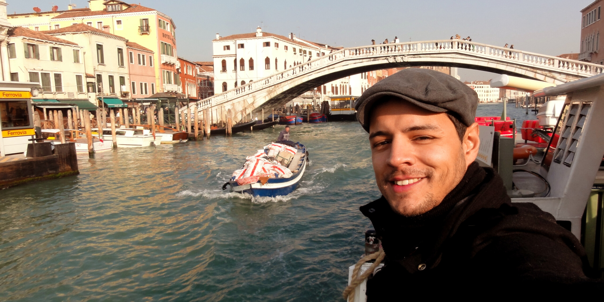 O Grande Canal é por onde passam as principais embarcações de Veneza