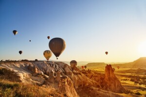 Destinos para viajar de balão no Brasil | Balões no céu no fim de tarde - Certificação Anac | Conexão123