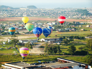 Torres, no Rio Grande do Sul recebe turistas para andar de balão | Encosta de terra e balões no céu | Conexão123