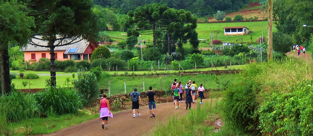 Turismo rural: destinos para conhecer com 123ônibus | Casa de grande porte as beiras de um rio no interior do Brasil | Conexão123