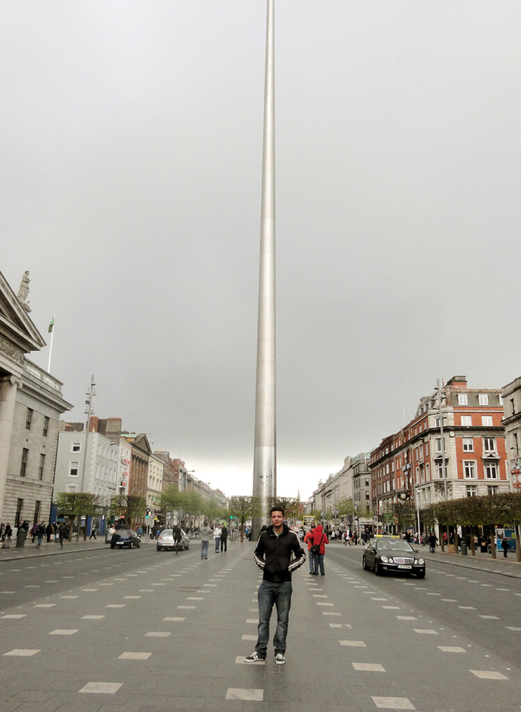 O The Spire é uma gigante agulha de 120 metros de altura, três metros de diâmetro na sua base e 15 centímetros na ponta.