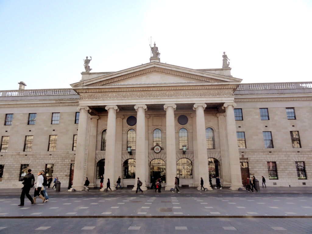 O prédio do Escritório Geral dos Correios de Dublin foi palco da Proclamação da República da Irlanda, que aconteceu depois da revolução de 1916.