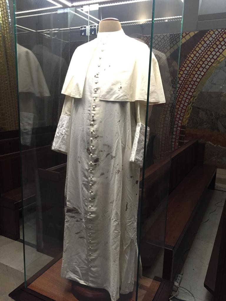 Vestes usadas por João Paulo II no dia do atentado no Vaticano exposta ainda com manchas de sangue do pontífice