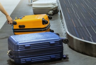 Senado aprova despacho gratuito de bagagem em voos | Bagagens em um aeroporto | Conexão123