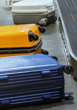 Senado aprova despacho gratuito de bagagem em voos | Bagagens em um aeroporto | Conexão123