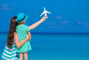 Dia das Mães: Destinos para diferentes estilos de viajantes | Imagem mãe e filha na praia | Conexão123