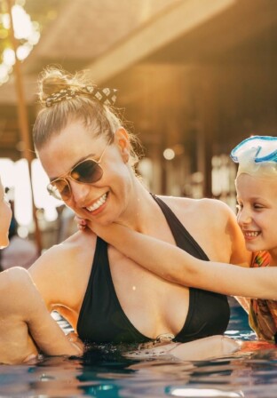 Dia das Mães: resorts ideais para relaxar em família | Mãe e filhos na piscina | Conexão123
