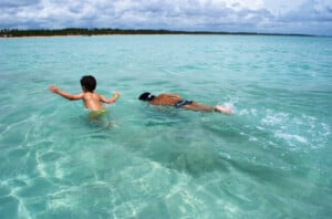 Lugares para viajar com filhos pequenos | Crianças nadando no mar de Maragogi | Conexão123