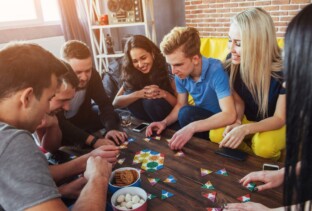 Orgulho Geek | Pessoas jogando jogo de tabuleiro | Conexão123