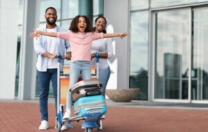 Mercado de seguro-viagem: categoria do turismo ultrapassa números do período pré-pandemia | Família com malas | Conexão123