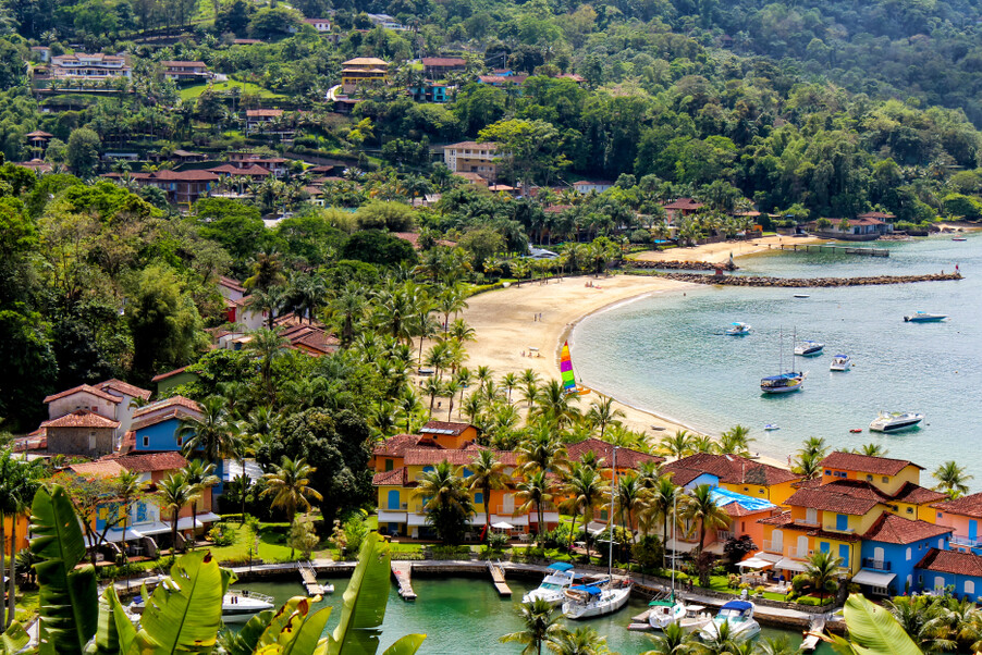 Viagem de carro para o RJ: conheça três praias encantadoras | Visão de hotel na praia de Angra dos Reis e a praia local ao fundo | Conexão123