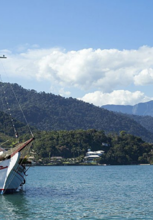 Turismo em Angra dos Reis: Guia de Viagem | Imagem de barco flutuando na Lagoa Azul - Angra dos Reis | Conexão123