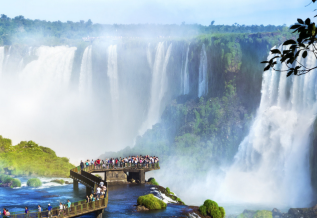 Turismo em Foz do Iguaçu: Guia de Viagem | Turistas nas Cataratas do Iguaçu | Conexão123