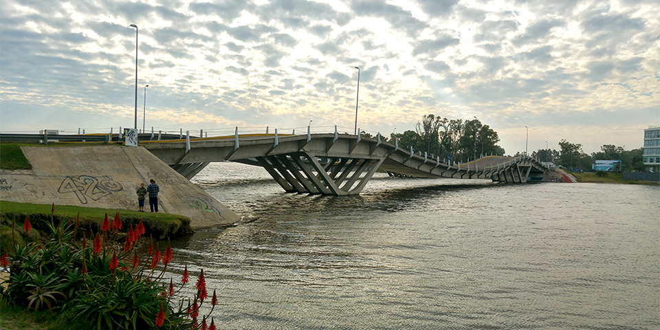 O nome da Ponte Ondulada é Puente Leonel Vieira, ou Puente de La Barra