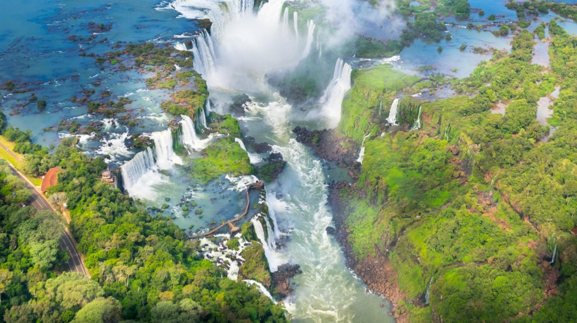 Aniversário de Foz do Iguaçu: curiosidades sobre a terra das Cataratas | Imagem de cima das Cataratas do Iguaçu e suas imponentes quedas d’água | Conexão123