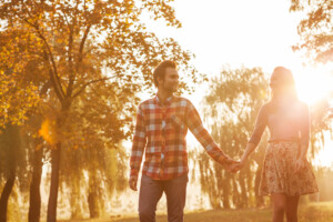 Dia dos Namorados: três lugares baratos para curtir com seu amor | Casal andando | Conexão123