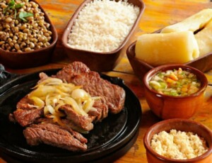 Lugares para comer em Alagoas: os melhores restaurantes | Carne de sol com acompanhamentos | Conexão123