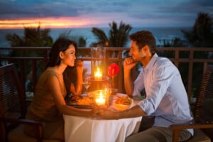 Restaurantes românticos RJ: surpreenda seu amor no Dia dos Namorados | Casal jantando à luz de velas | Conexão123
