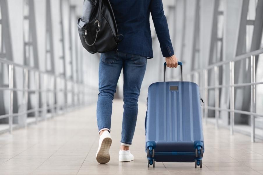 Taxa de entrada de turistas será cobrada a partir de maio de 2023 na UE | Turista com mala no aeroporto | Conexão123