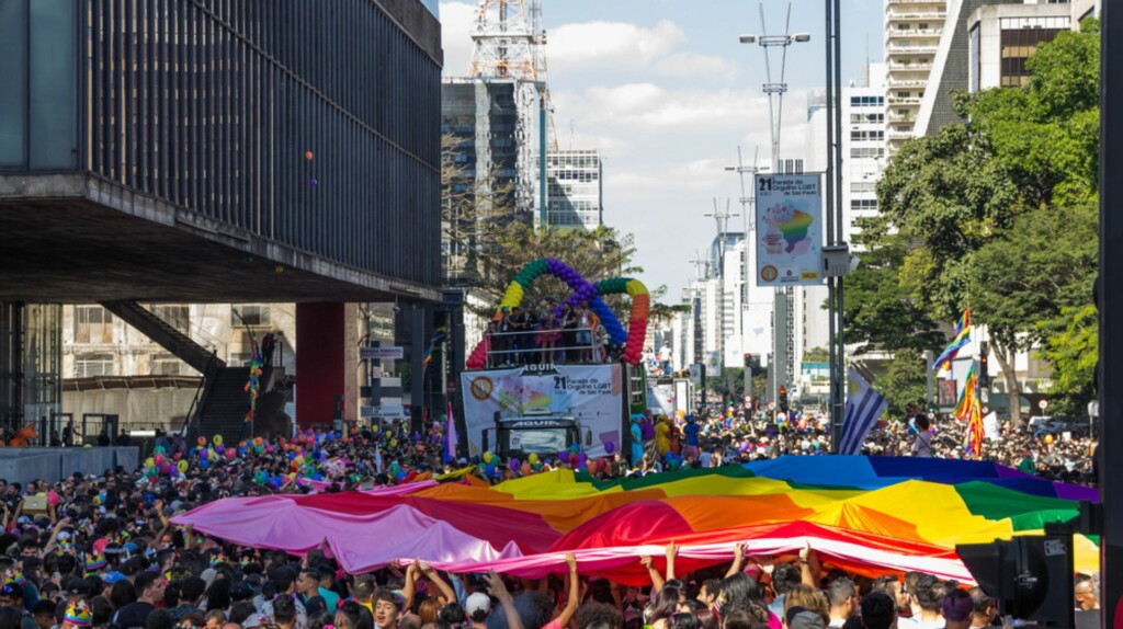 Turismo LGBT+: destinos nacionais mais procurados | Parada do Orgulho LGBTQIAP+ no Rio de Janeiro | Conexão123