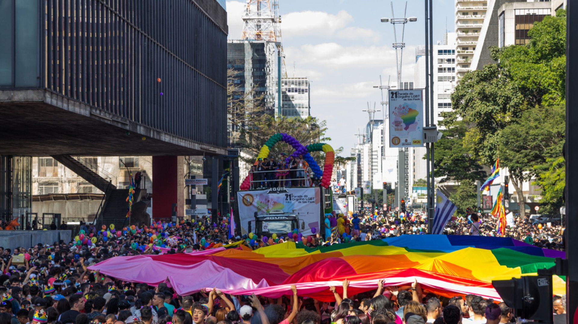 Turismo LGBT+ | Bandeira LGBT avenida Paulista | Conexão123