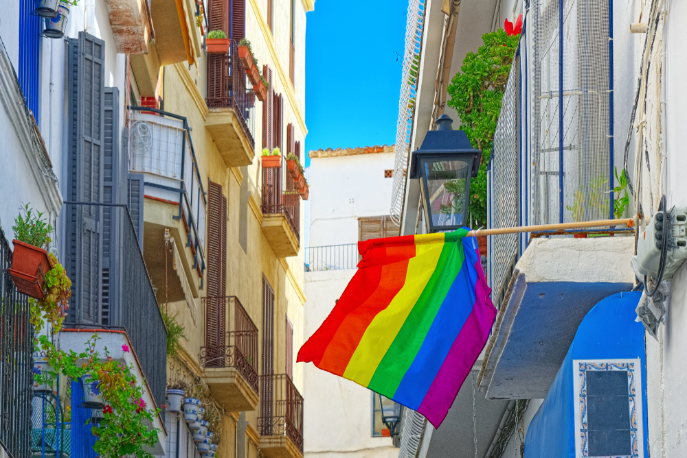  Turismo LGBTQIAP | Casas de Barcelona e a bandeira LGBT | Conexão123