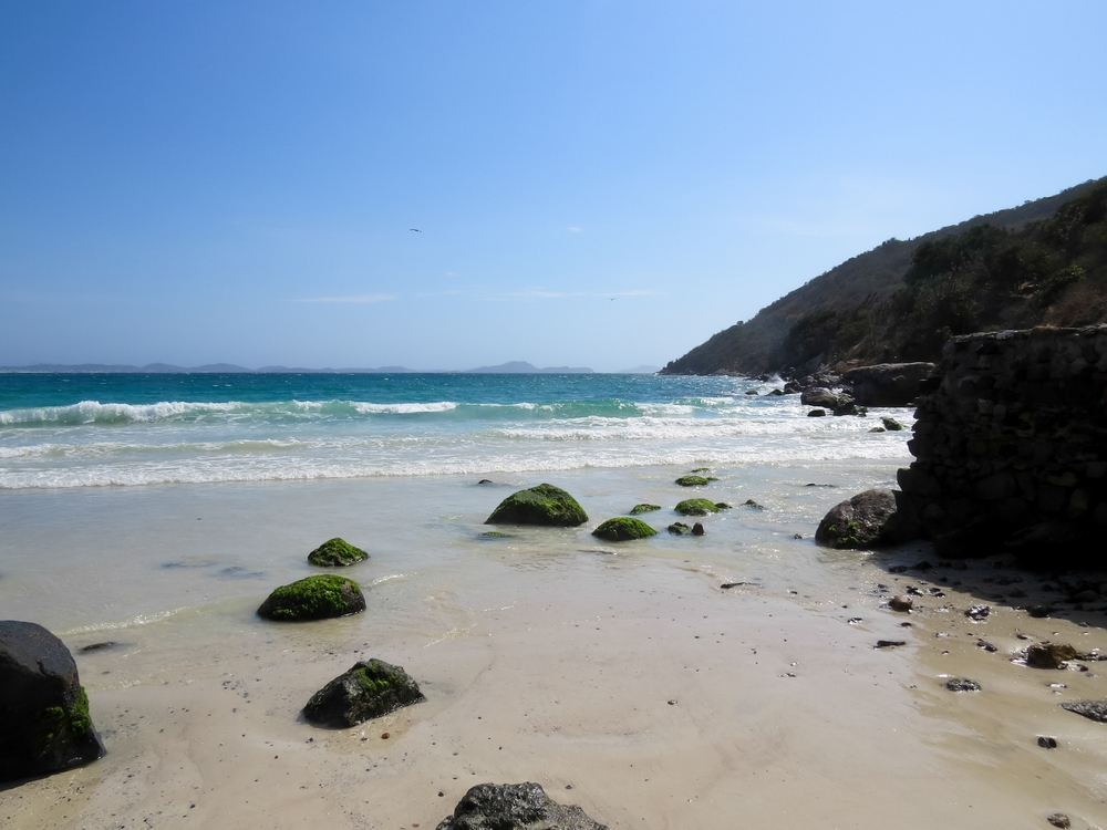 Viagem com amigos: destinos nacionais para curtir com a galera | Praia de Cabo Frio (RJ) | Conexão123