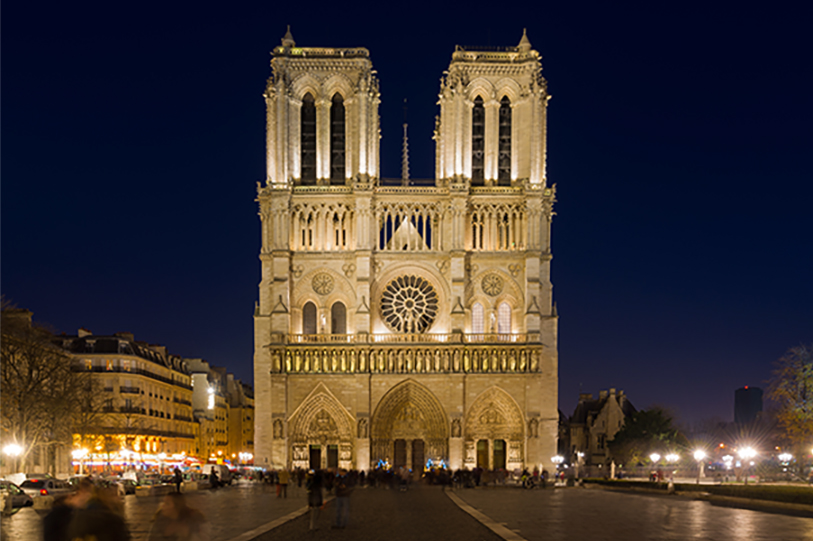 A Catedral de Notre-Dame, considerada patrimônio da UNESCO, é um dos templos religiosos mais importantes da Europa. 