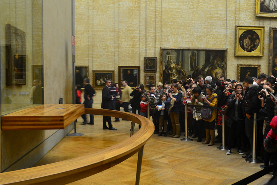 A Monalisa é a atração principal do Museu do Louvre em Paris, a cidade dos superlativos