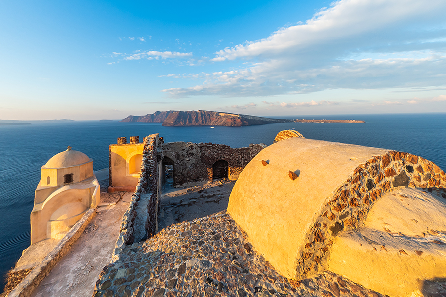 As ruínas do Castelo de Santorini são um dos lugares mais procurados para o pôr do sol