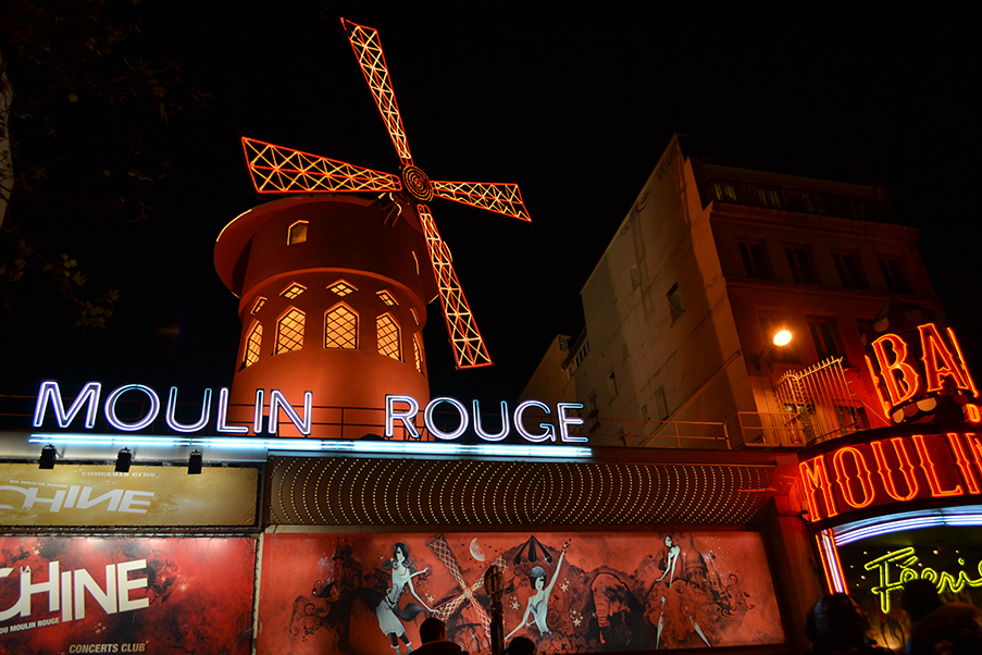 O famosíssimo e tradicional cabaré Moulin Rouge é um dos símbolos da capital, e preserva a Belle Époque parisiense.