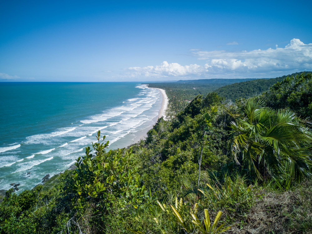 Bahia está entre destinos mais procurados por turistas brasileiros em 2021 | Vista aérea de praia no sul da Bahia | Conexão123