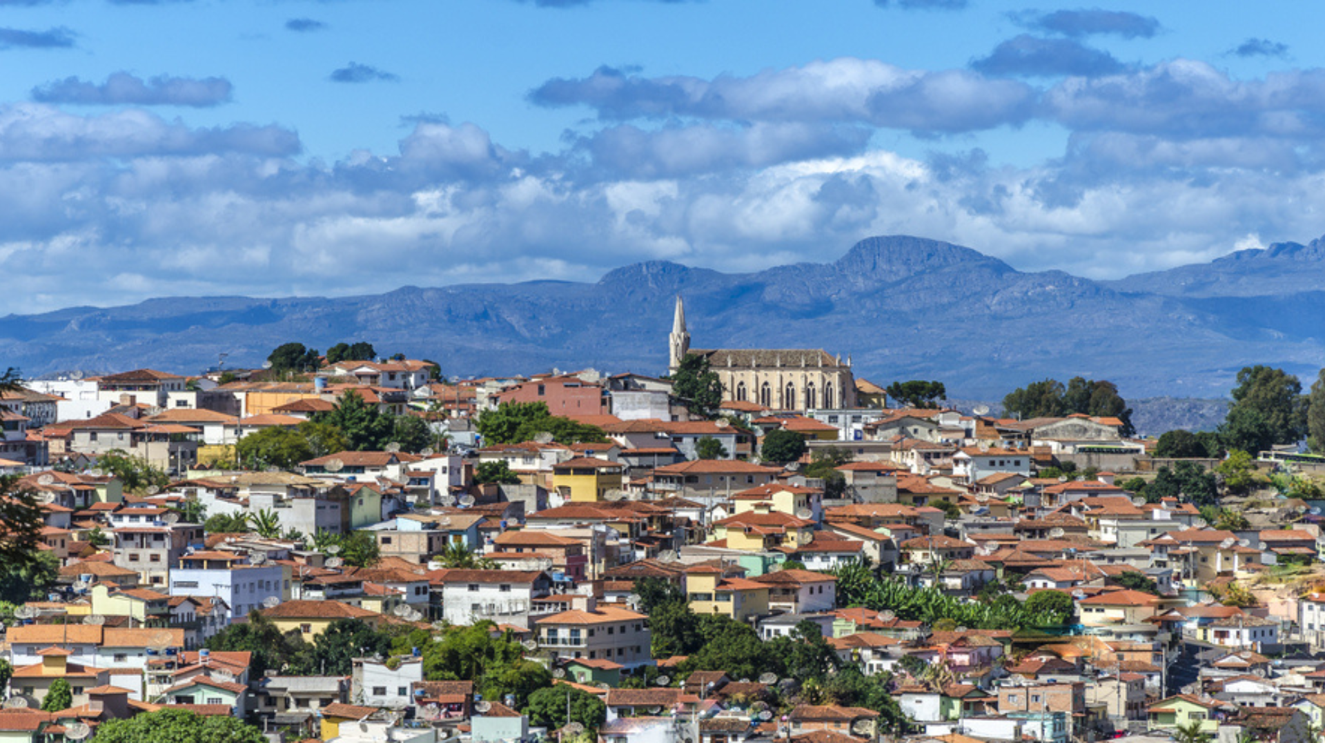 Conheça o estado de Minas Gerais: história, turismo e mais | Vista área de Diamantina (MG) | Conexão123