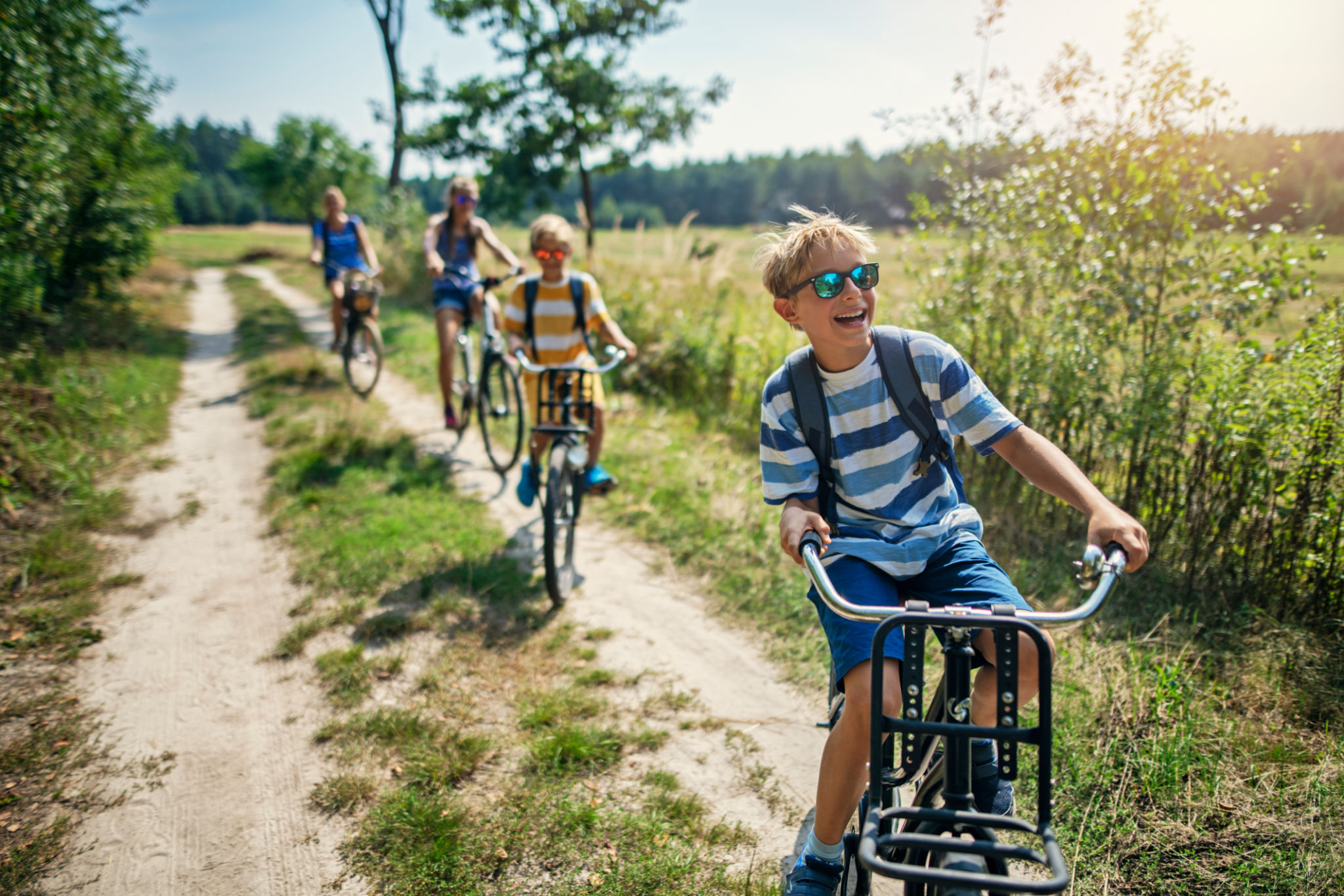 Dicas para viajar com as crianças de forma segura | Crianças andando de bicicleta | Conexão123