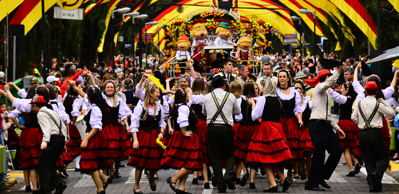 Oktoberfest de Santa Cruz do Sul (RS) escolhe rainha e princesas da festa | Desfile de inspiração germânica na cidade gaúcha de Santa Cruz do Sul | Conexão123