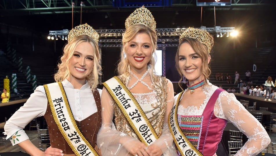 Oktoberfest de Santa Cruz do Sul (RS) escolhe rainha e princesas da festa | Trio de Soberanas da Oktoberfest | Conexão123