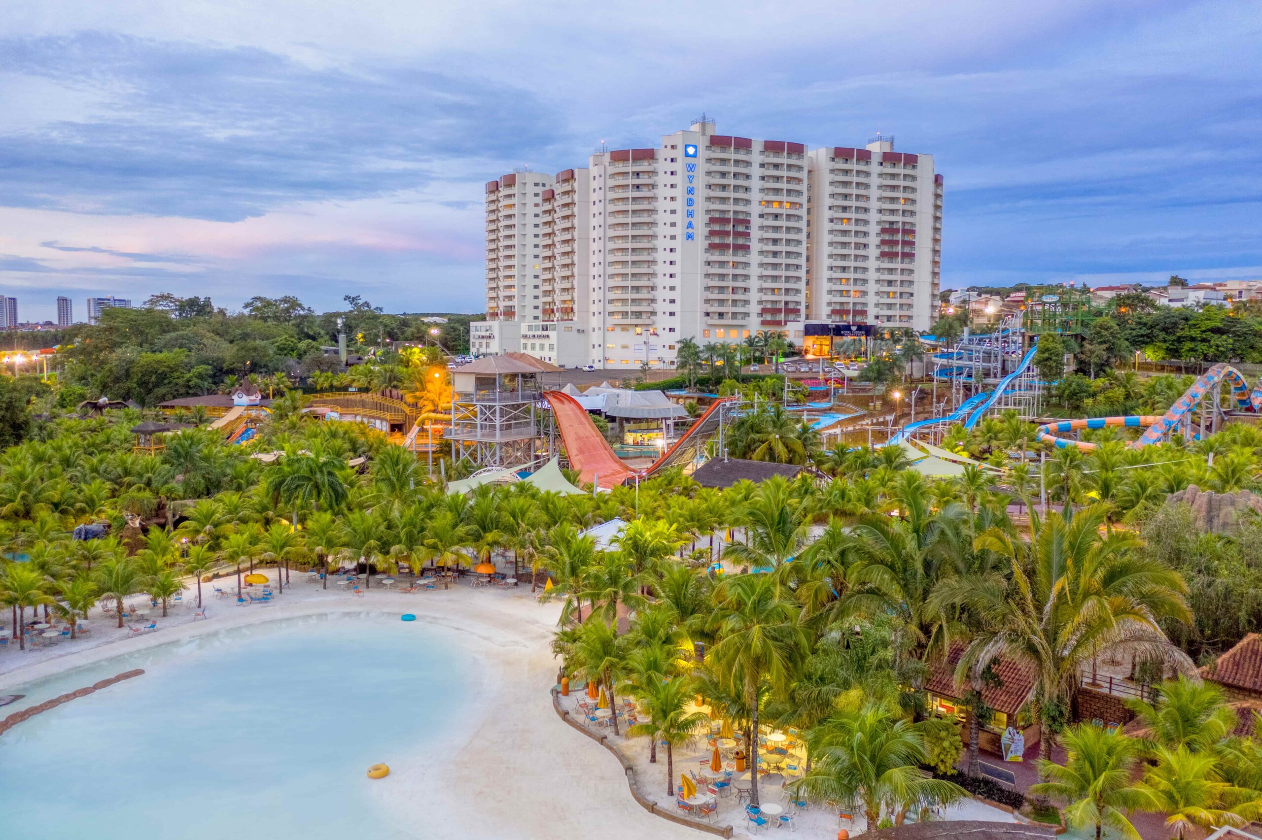 Resorts para curtir com os amigos no Sudeste | Amigos em um resort | Conexão123