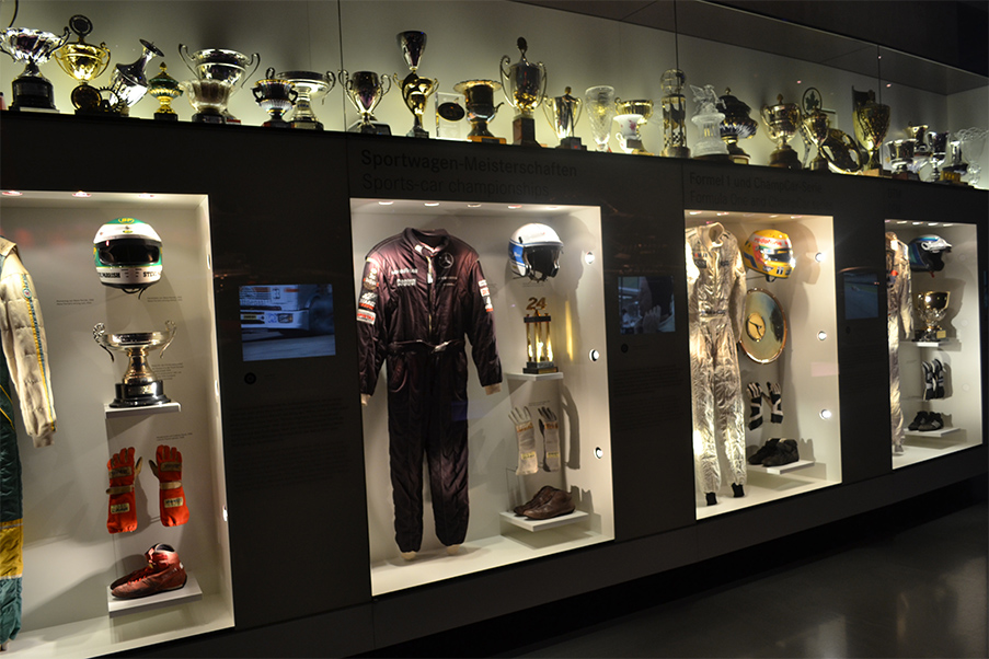 Coleção de uniformes e troféus conquistados pelas equipes de esportistas da Mercedes-Benz