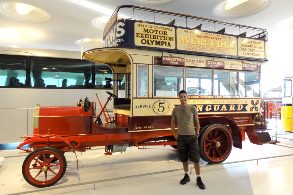 A cidade dos automóveis: Este modelo fazia parte da frota dos ônibus londrinos de dois andares do ano de 1904
